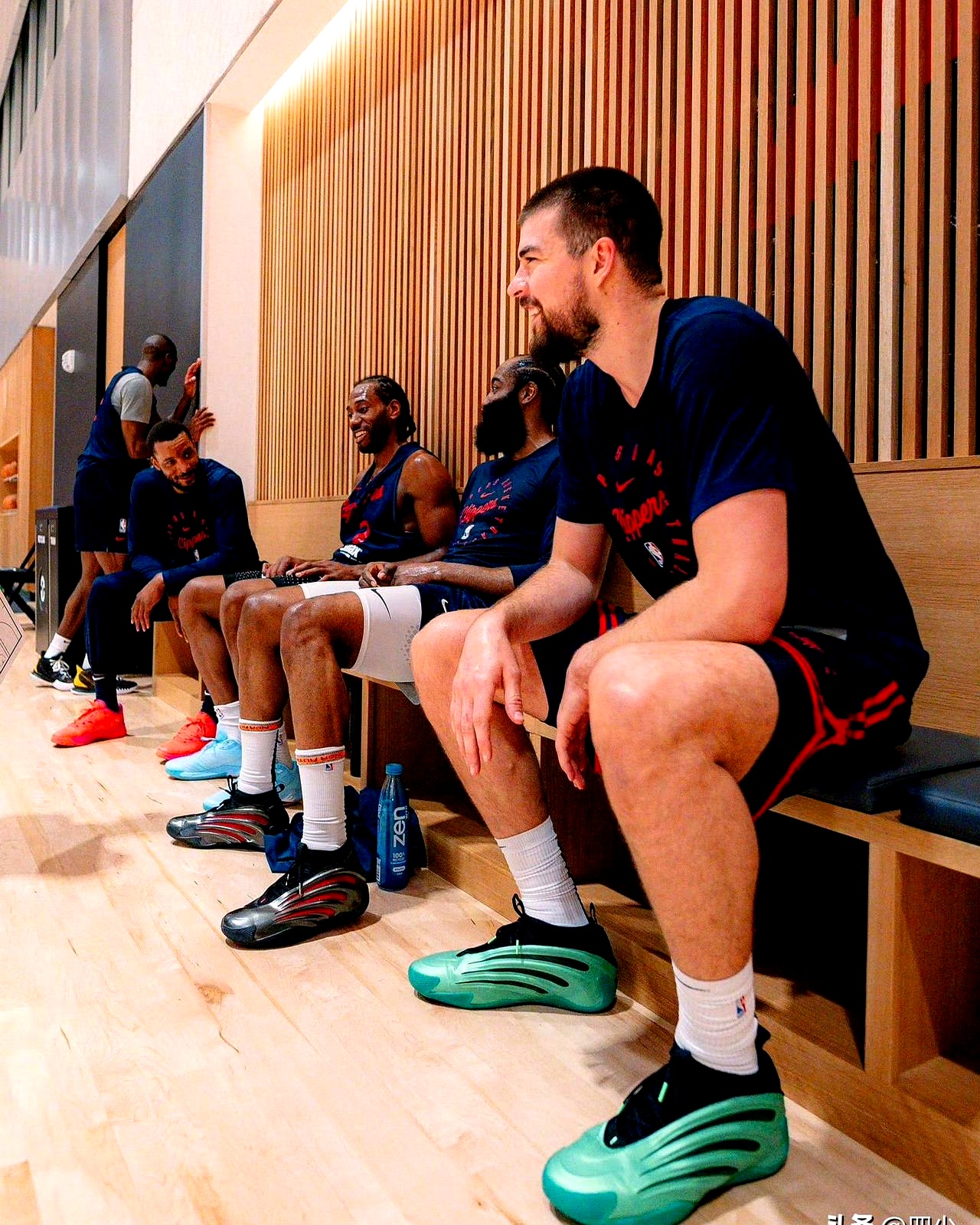 里程碑夜克里夫兰骑士手感冰凉;NBA常规赛加时末段刷纪录;悬念犹存;赛程密集仍需轮换的简单介绍 里程碑夜克里夫兰骑士手感冰凉;NBA常规赛加时末段刷纪录;悬念犹存;赛程密集仍需轮换的简单介绍